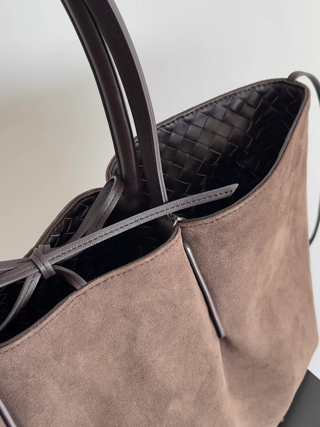 Batch 2660 Bottega Veneta 2025 new product PINACOTECA bag, iconic weaving process, skillfully crafted with 10mm Intrecciato process and equipped with suede lining. Four small strips of leather add character to the design and make the bag more stable. Relaxed yet sophisticated, casual yet refined, suede lining and double-sided design, suitable for shoulder and hand carry. The four straps can be adjusted into different shapes. One pack can be switched between two uses, easily integrating into your daily rhythm. Style number: 817166 Size: 43*23*17.5cm